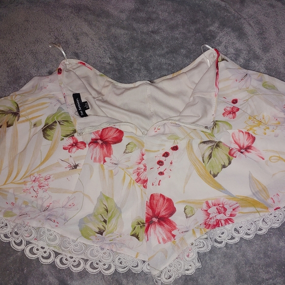 High waisted flowy floral shorts - Picture 3 of 7